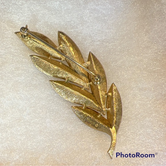 Vintage Trifari Brushed Gold Tone Leaf Pin Brooch 3” long - Picture 2 of 2